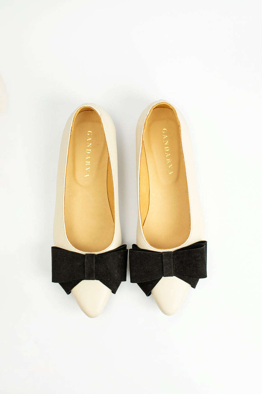 Colette Puntuda Marfil Negro